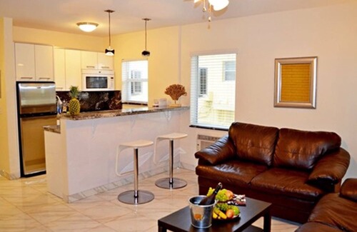 Hollywood Lakes Villa | Ocean Drive Villas: Oceanfront Escape with Spa & Dining