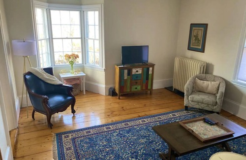 Gloucester House | Inviting Winter Retreat with Spa and Pet-Friendly Options