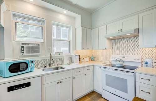 Gloucester House | Seaside Retreat: Steps to Beaches and Historic Downtown