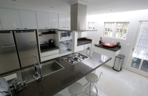 Juquehy Condo | Beachfront Condo in Juquehy with Pool and Ocean Views