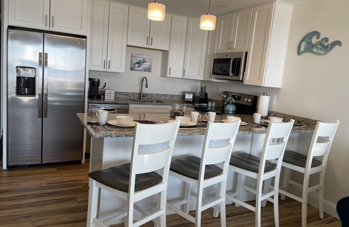Hampton Condo | Beachfront Condo with Pool & Kitchen - Rated 10/10