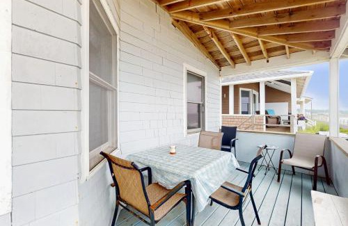 Rockport House | Ocean Front Cottage - Long Beach with Ocean Views & Family Fun