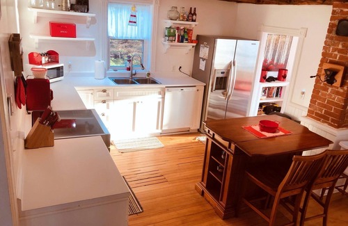 Fernwood Cottage | Oceanfront Cottage with Pool & Breakfast, Rated 10/10