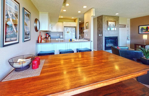 Seaside Condo | Oceanfront Escape: Guest Rated 9.8 with Kitchen & Breakfast