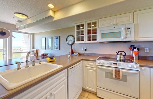 Seaside Condo | Oceanfront Escape: Guest Rated 9.8 with Kitchen & Breakfast
