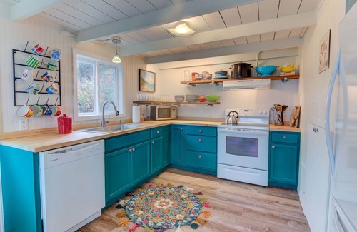 Yachats House | Oceanfront Retreat with Hot Tub Near Yachats Beach