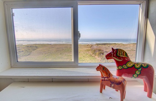 Yachats House | Oceanfront Retreat with Hot Tub Near Yachats Beach
