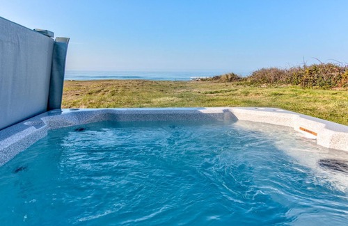 Yachats House | Oceanfront Retreat with Hot Tub Near Yachats Beach