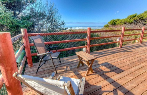 Yachats House | Beachfront Log Home with Ocean Views & Pet-Friendly Amenities