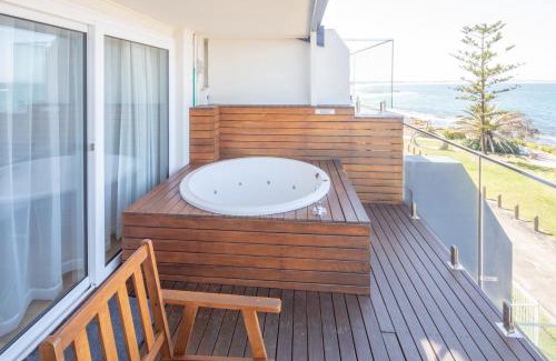 The Entrance Hotel | Seaside Comfort at Ocean Front Motel - 4-Star Retreat