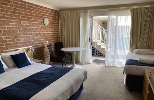 The Entrance Hotel | Seaside Comfort at Ocean Front Motel - 4-Star Retreat