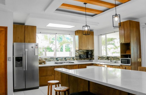 El Zonte House | Oceanfront Retreat with Spacious Gardens and Pool Access