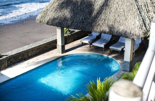 El Zonte House | Oceanfront Retreat with Spacious Gardens and Pool Access