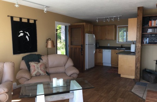 Discovery Islands Cottage | Ocean Front Retreat with Pool & Breakfast - Quadra Island