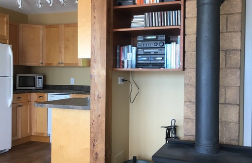 Discovery Islands Cottage | Ocean Front Retreat with Pool & Breakfast - Quadra Island