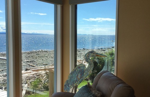 Discovery Islands Cottage | Ocean Front Retreat with Pool & Breakfast - Quadra Island