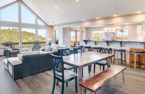 Bayshore House | Beachfront Retreat with Hot Tub & Dog-Friendly Perks