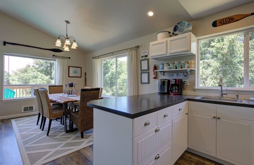 Ocean Shores House | Oceanfront Retreat with Private Beach Path & Pet-Friendly Yard