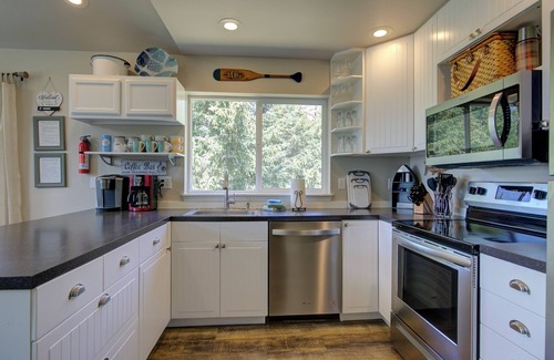 Ocean Shores House | Oceanfront Retreat with Private Beach Path & Pet-Friendly Yard