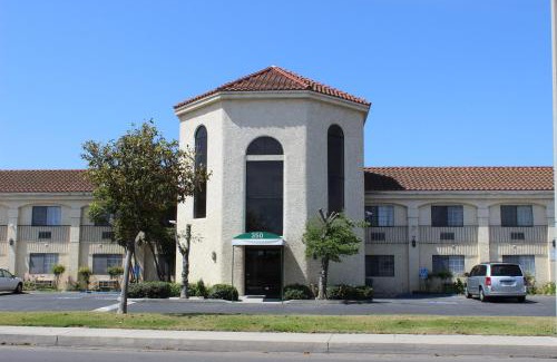 Santa Paula Hotel | Cozy Ocean Gateway Inn with Pool and Hot Tub Access