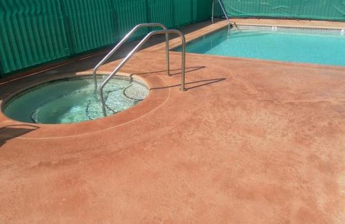 Santa Paula Hotel | Cozy Ocean Gateway Inn with Pool and Hot Tub Access