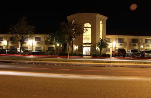 Santa Paula Hotel | Cozy Ocean Gateway Inn with Pool and Hot Tub Access