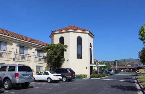 Santa Paula Hotel | Cozy Ocean Gateway Inn with Pool and Hot Tub Access