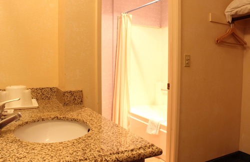 Santa Paula Hotel | Cozy Ocean Gateway Inn with Pool and Spa Amenities