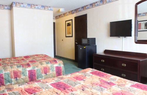 Santa Paula Hotel | Cozy Ocean Gateway Inn with Pool and Spa Amenities