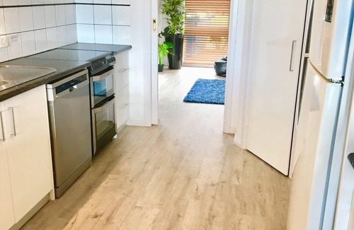 Ocean Grove House | Ocean Grove Holiday House spacious relax large balcony, walk to shops Sleeps 7