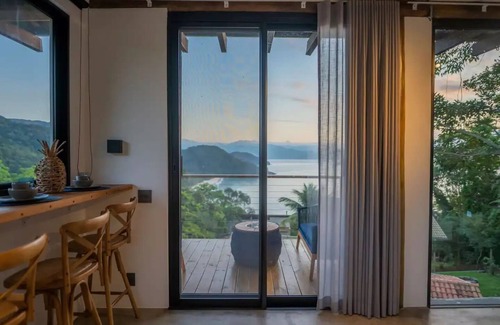 Felix Apartment | Ocean Loft with Scenic Views of Islands and Mountains