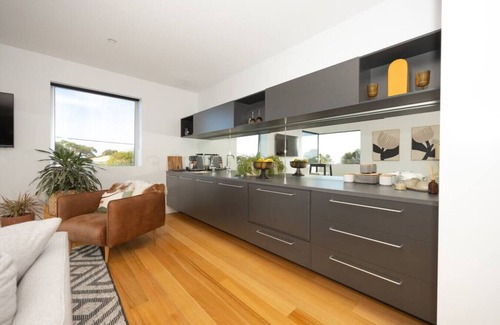 Torquay Apartment | Family-Friendly Ocean Luxe with Kitchen Amenities