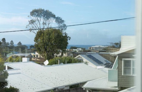 Torquay Apartment | Family-Friendly Ocean Luxe with Kitchen Amenities