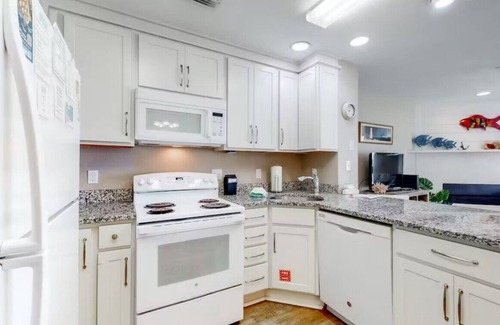 East End Condo | Pet-Friendly Ocean Mile H-2 with Pool and Beach Access
