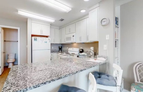 East End Condo | Pet-Friendly Ocean Mile H-2 with Pool and Beach Access