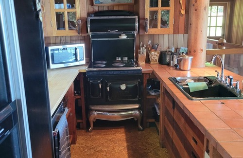 Bowen Island Cabin | Scenic Ocean & Mountain View Cabin - Pet Friendly Retreat