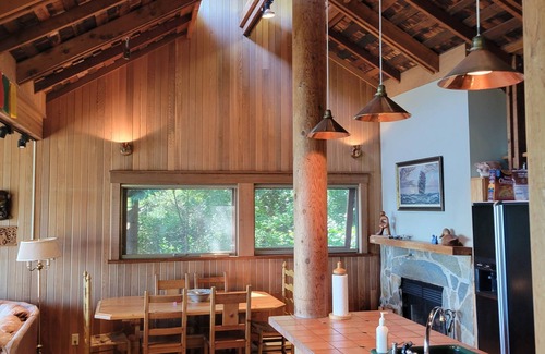 Bowen Island Cabin | Scenic Ocean & Mountain View Cabin - Pet Friendly Retreat