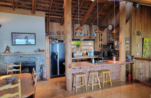 Bowen Island Cabin | Scenic Ocean & Mountain View Cabin - Pet Friendly Retreat