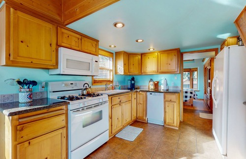 Brookings Cabin | Oceanfront Home with Deck and Breathtaking Views