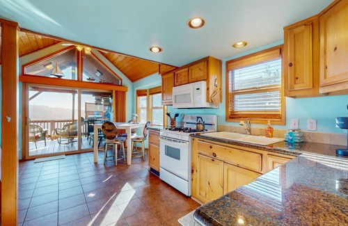 Brookings Cabin | Oceanfront Home with Deck and Breathtaking Views