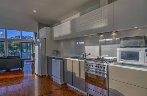 Coles Bay House | Ocean & Mountain Views. Sundeck. Fireplace. Free wifi. 5 min walk to beach.