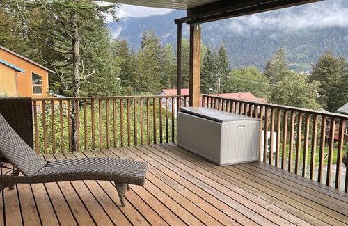 West Juneau House | Panoramic Ocean & Mountain Views from a Cozy Front Porch