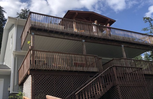 West Juneau House | Panoramic Ocean & Mountain Views from a Cozy Front Porch