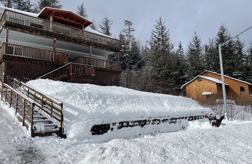 West Juneau House | Panoramic Ocean & Mountain Views from a Cozy Front Porch