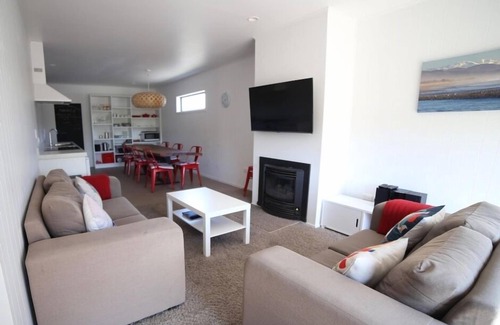 Hokitika House | Oceanfront Haven: Unforgettable Views and Poolside Relaxation