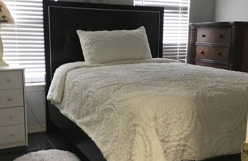 Port Isabel Cabin | Ocean Overlook: Family-Friendly Retreat with Pool & Spa