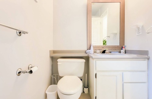 Crescent Beach Bed & Breakfast | Cozy Ocean Park B&B: Family-Friendly with Breakfast & Kitchen