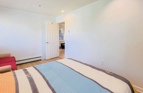 Crescent Beach Bed & Breakfast | Cozy Ocean Park B&B: Family-Friendly with Breakfast & Kitchen