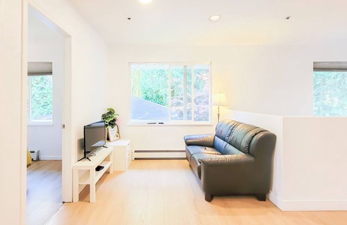 Crescent Beach Bed & Breakfast | Cozy Ocean Park B&B: Family-Friendly with Breakfast & Kitchen