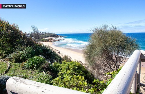 Bermagui House | Ocean Pearl: Beachfront Retreat with Ocean Views & Wifi